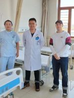Доктор Мэн Чжао Лян, лечащий врач и ассисент доктора Ли на операциях, медсесестра и медицинский перевочик Дмитрий