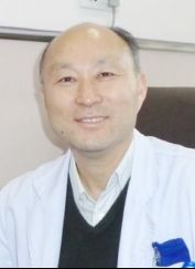 Профессор Чжэн Юнчжи, доктор медицинских наук, заведующий нейрохирургическим отделением №2 Второй больницы при Харбинском медицинском институте.