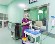 Чжан Бинсюе -подготовка перевязочного материала  для пациента