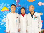 доктор детской реабилитации Ли Вэй справа и ведущий инструктор по ДЦП Лу Мин Цзя